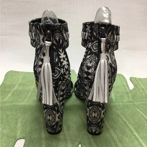 Nicole Miller Beautiful Black & White Heels - Picture 5 of 9